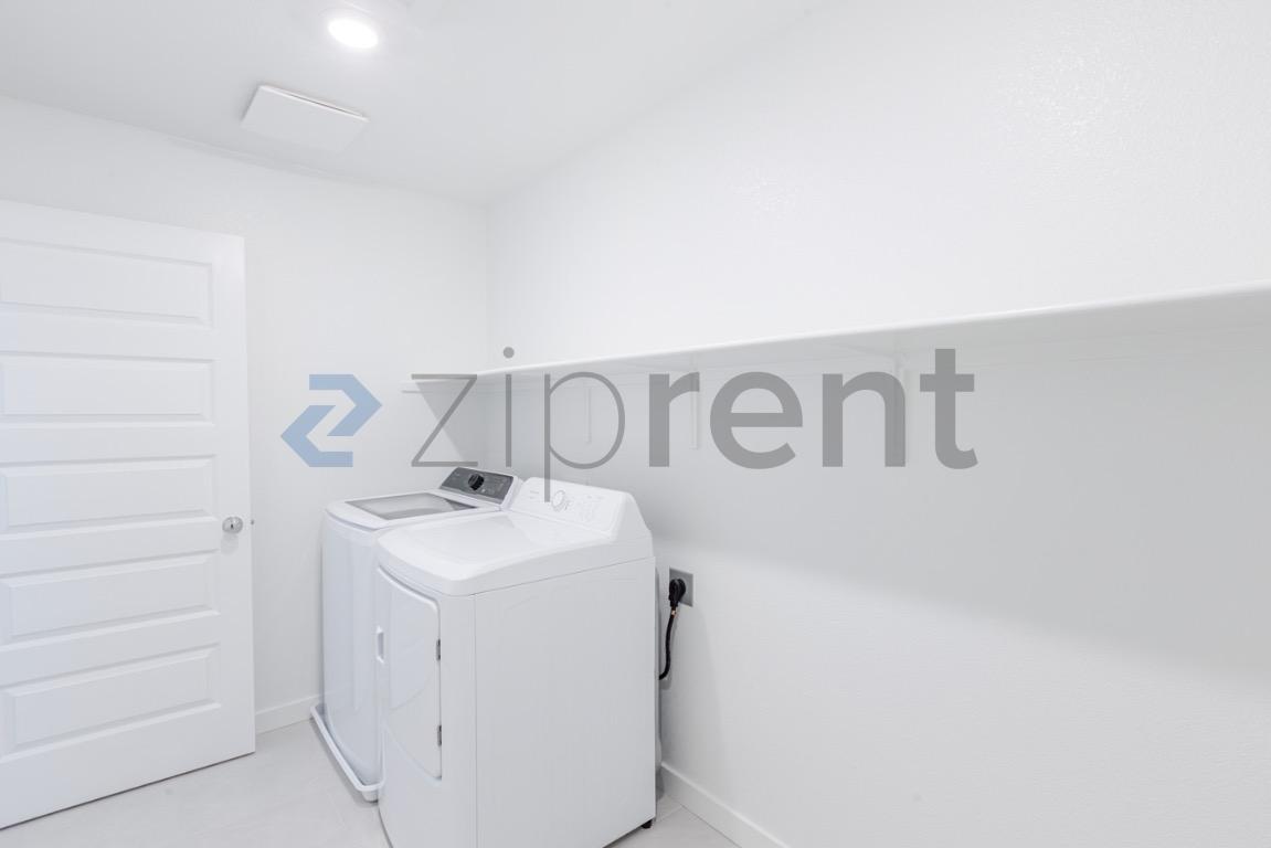 Building Photo - 8399 Sinesky Wy