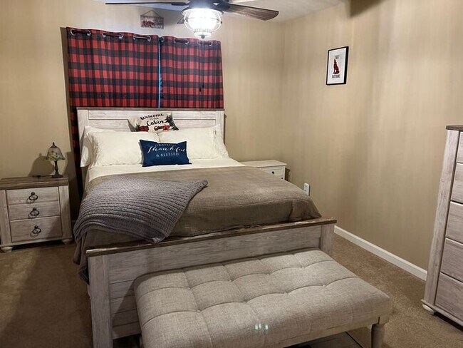 Building Photo - 3 bedroom/ 3 bath. Fully furnished ready f...