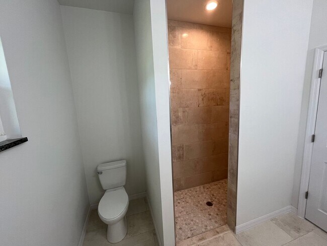 Building Photo - ASK US ABOUT FREE RENT-MOVE IN READY 3/2-L...