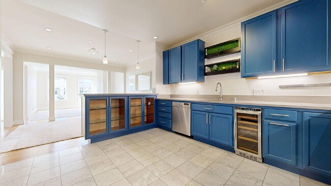 Building Photo - Bright & Modern 2BR/2BA Condo with Garage Parking & In-Unit Laundry – Central Richmond