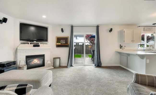 Building Photo - Beautiful Designer 3 bedroom home in Quiet...