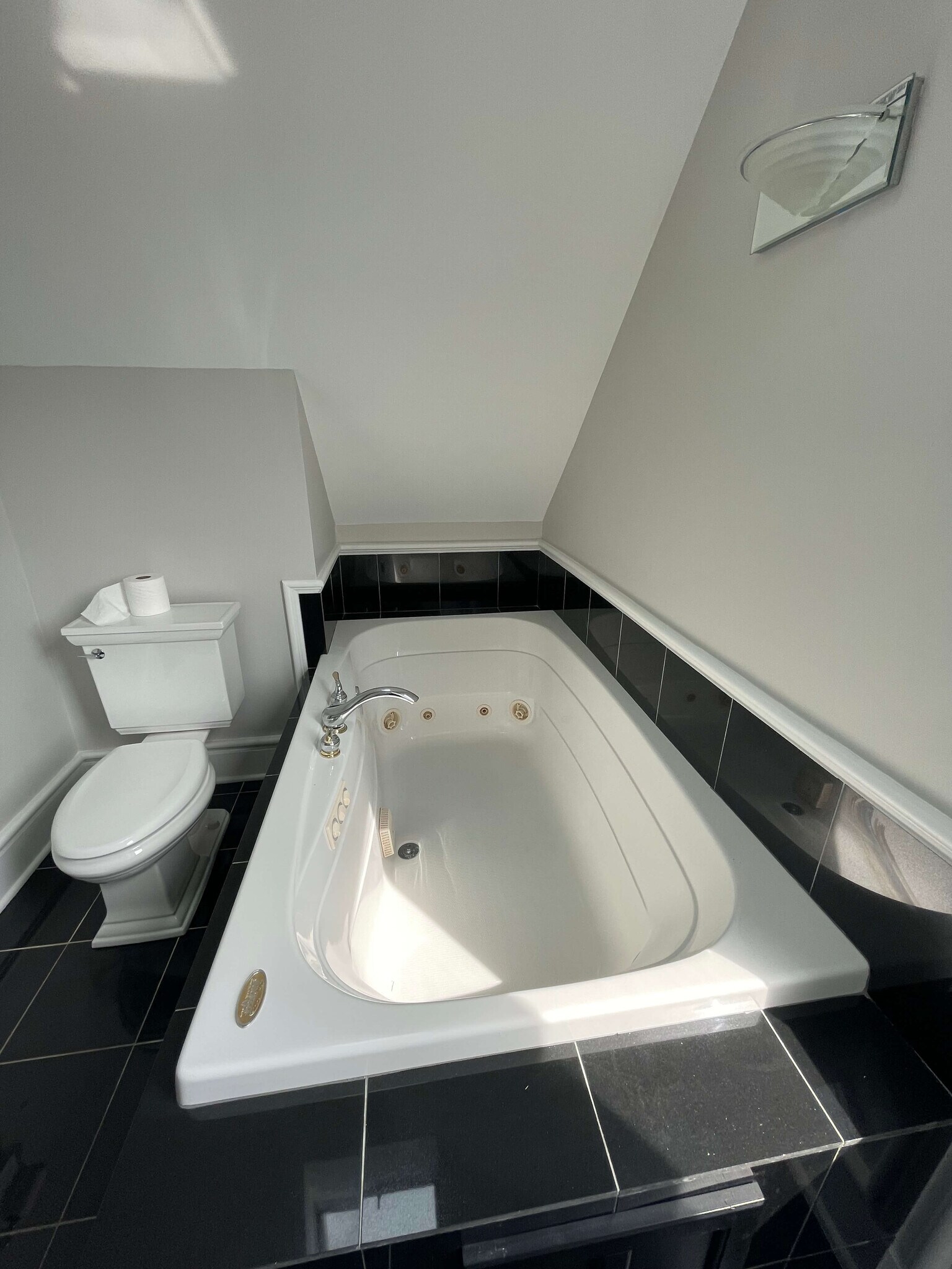 Building Photo - 3223 N Richmond St