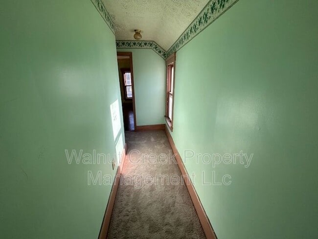 Building Photo - 561 Irondale St