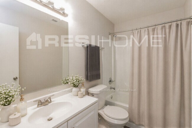 Building Photo - 2213 Salerno Dr