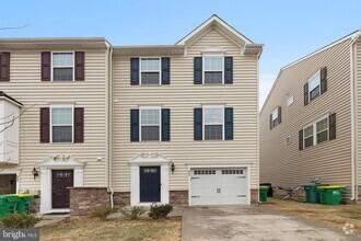 Building Photo - Middletown Crossing End Unit Townhome