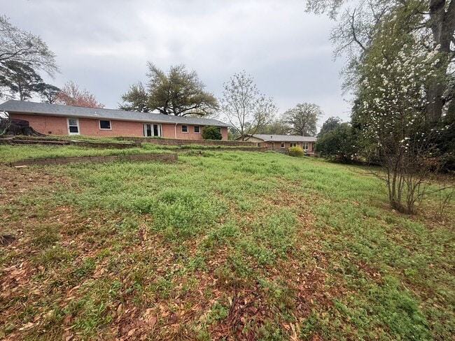 Building Photo - 3-bed/2-bath with two living spaces!