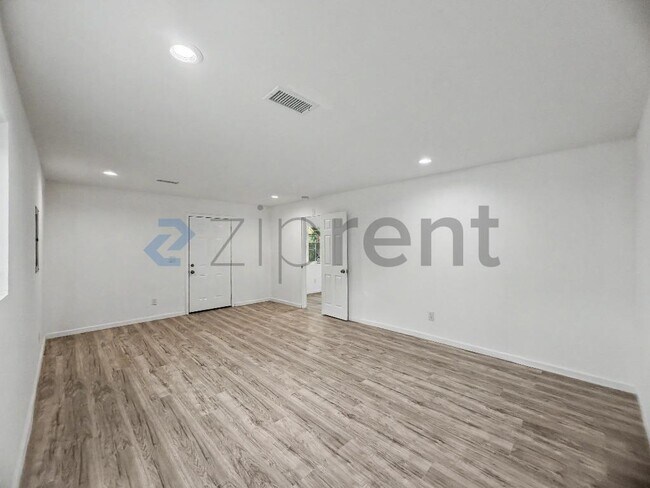 Building Photo - Unit 874