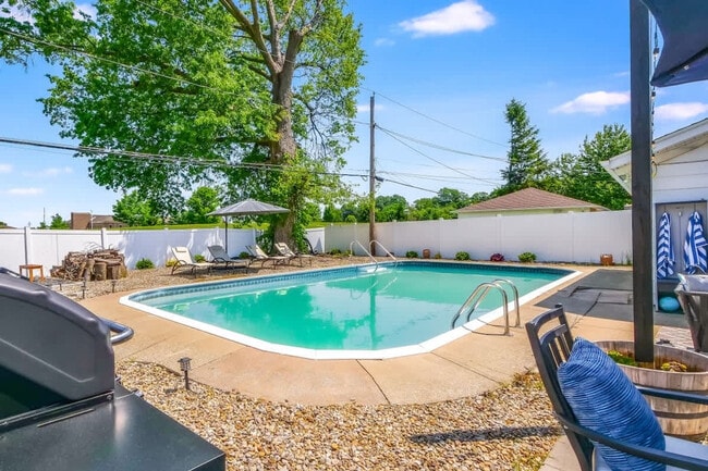 Building Photo - 8910 Cambridge Dr