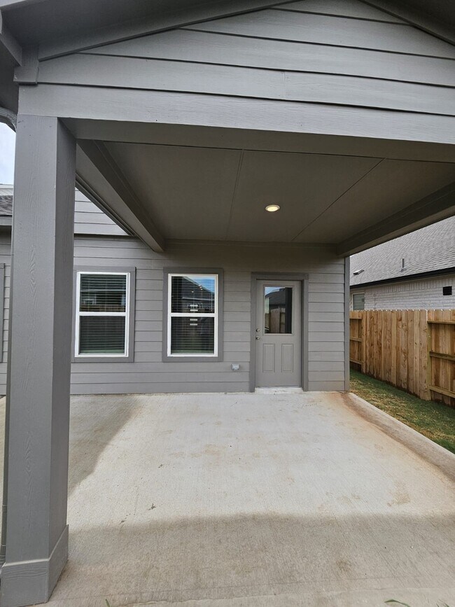 Building Photo - 2727 Crested Creek Ln