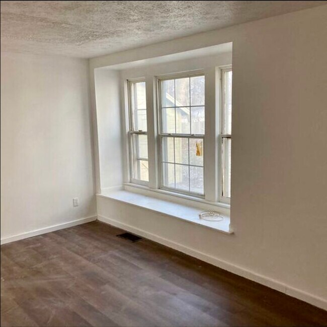 Building Photo - 42 Rosewood Ter