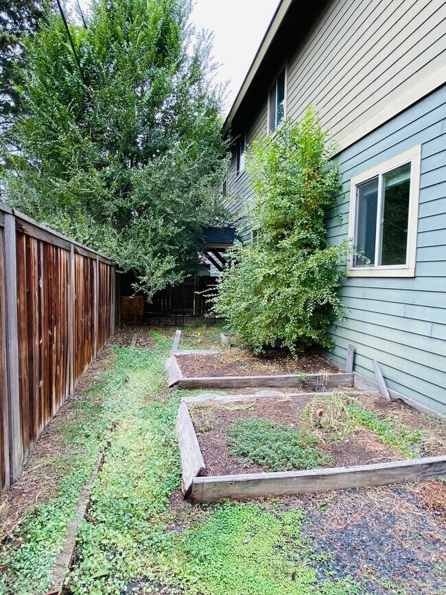 Building Photo - Spacious 3 BR w/ all wood floors and great midtown Bend location