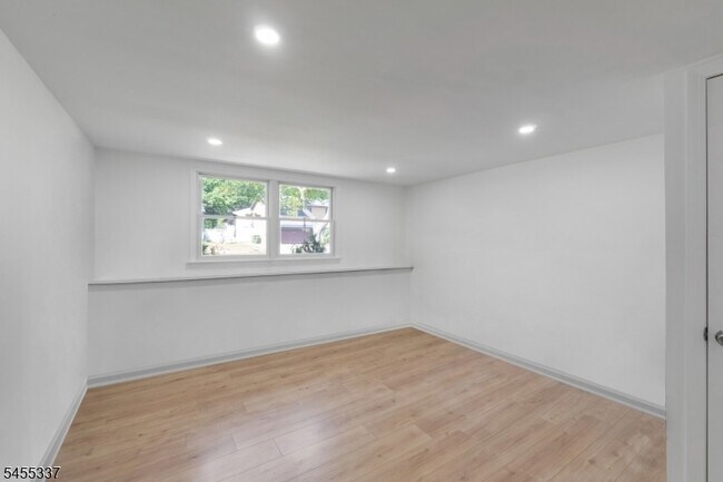 Building Photo - 33 Larchmont Rd