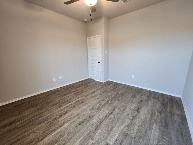 Building Photo - 3/2/2 in House Spring Valley / Luxury Vinyl Plank Through Out (NO Carpet) / Fenced in Yard / CISD...
