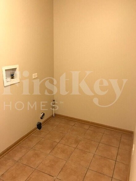 Building Photo - 7010 Paradise Cir
