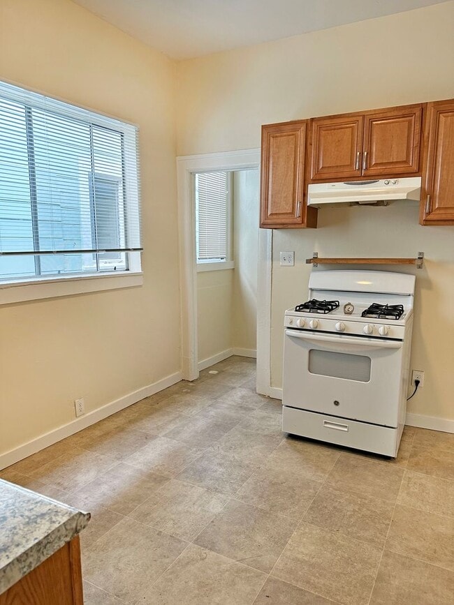 Building Photo - 5bed/2bath Single Family Home!
