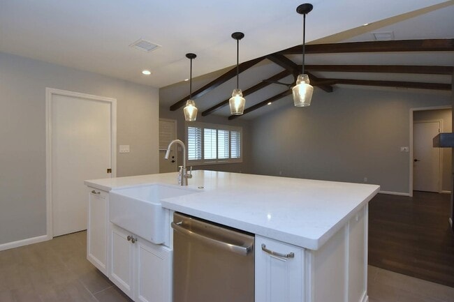 Building Photo - 10802 Meadow Lake Ln