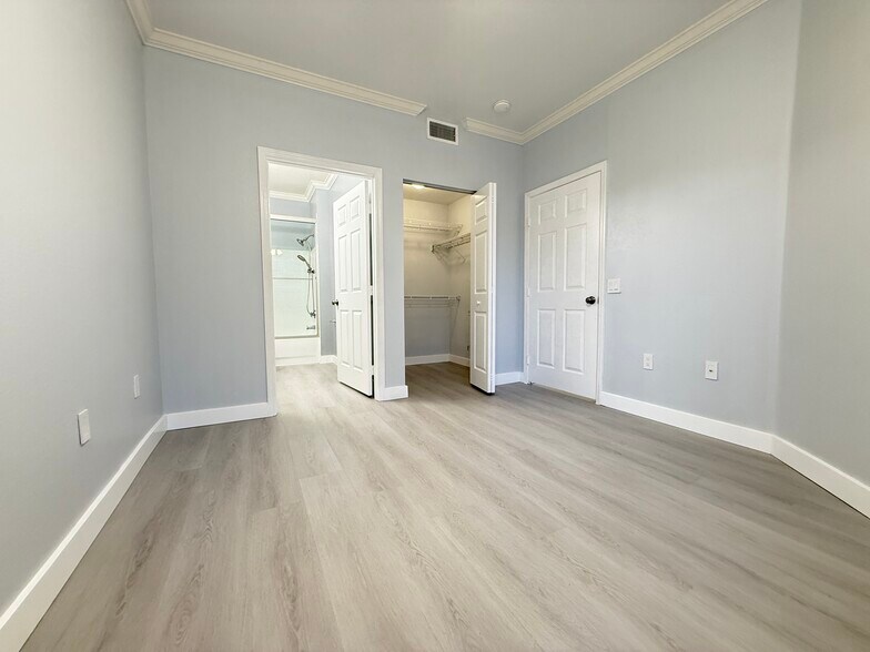 Building Photo - 9586 Lake Chase Island Way