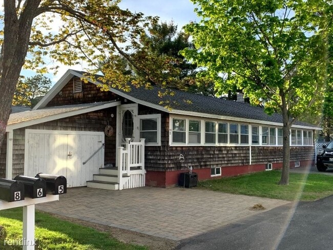 Primary Photo - 2 br, 1 bath Apartment - 8 Pine Tree Avenue