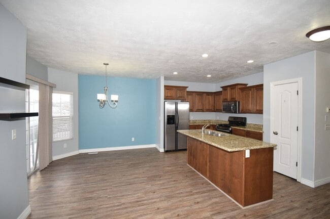 Building Photo - 3 Bedroom 3 Bath Townhome in Sun Crest!!!