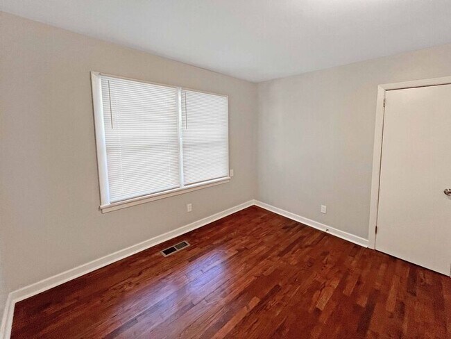 Building Photo - 1309 5th Pl NW