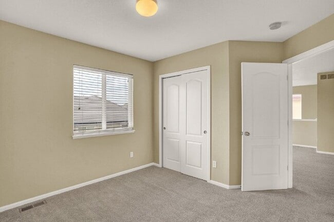 Building Photo - Low-Maintenance Northgate Home with Loft, Fireplace, and Mountain Views