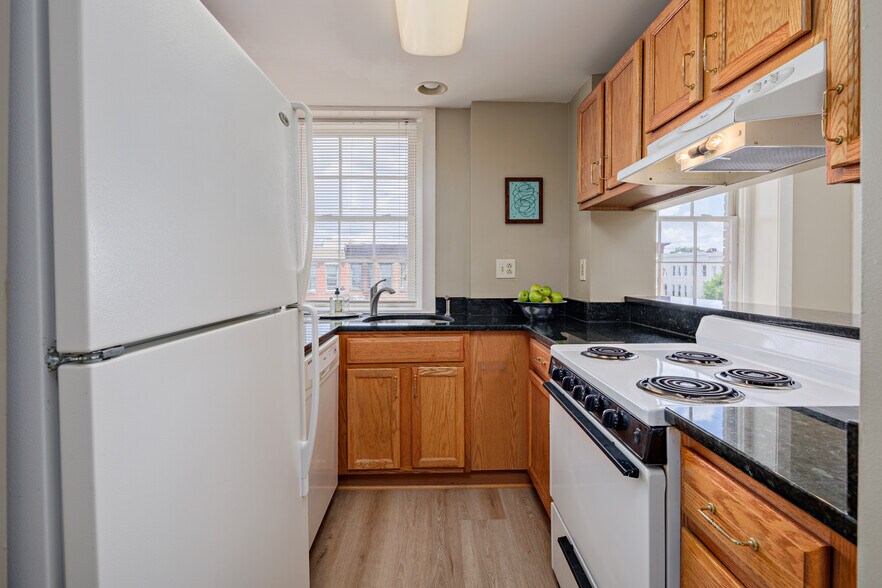 KItchen - Astor Court Apartments