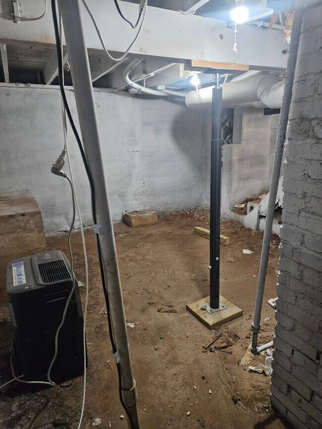 Building Photo - WOW! Look at this property ! You cant beat this price!