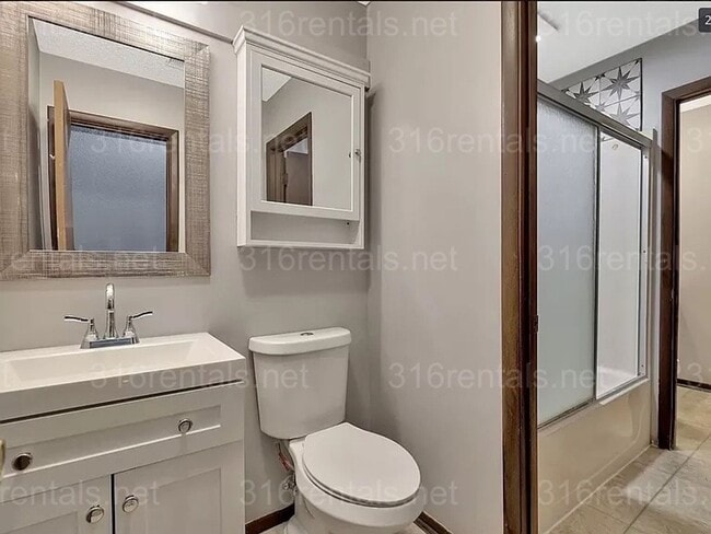 Building Photo - $1545 - 2 bed 2 bath - Duplex located in R...