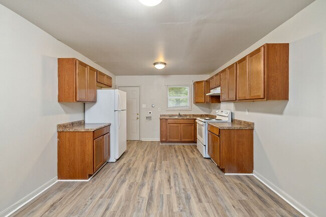 Building Photo - Newly Renovated 5 Bedroom Unit!