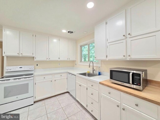 Building Photo - 111 Tamarisk Ct