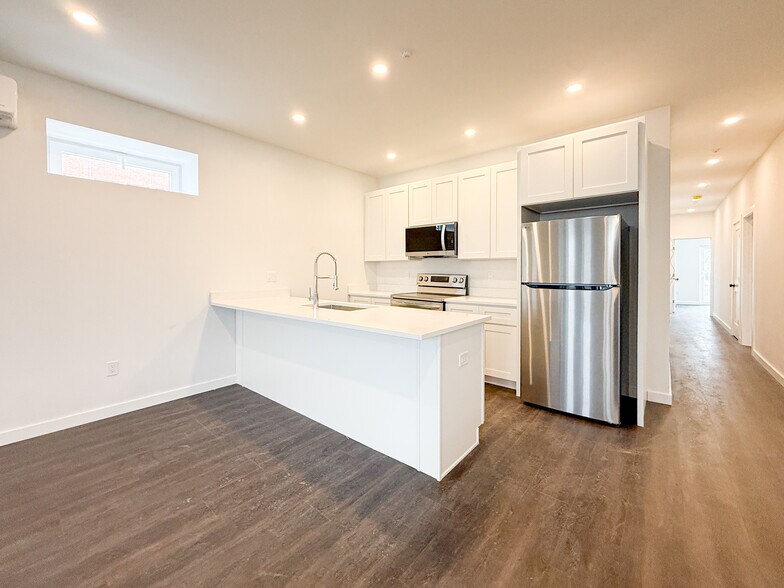 Building Photo - 67 Perrin St