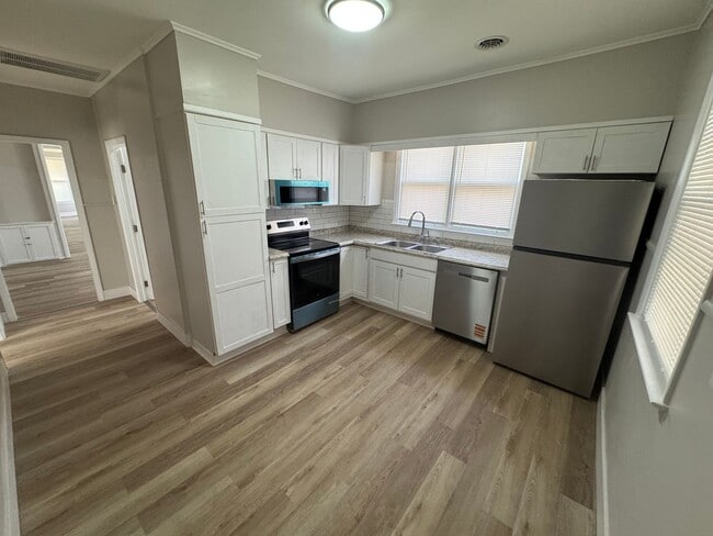 Building Photo - 1030 19th St