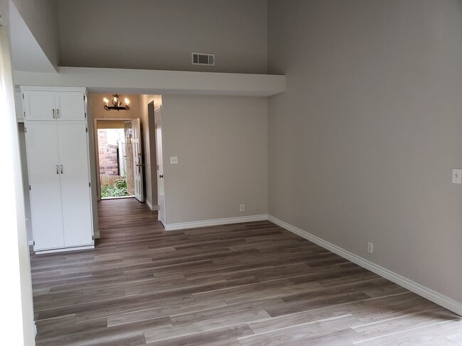 Building Photo - Great 3-bedroom, 2 bath home in Tustin Mea...