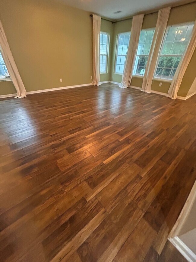 Building Photo - Amazing 3BR Townhome in The Pines at Charleston Park!