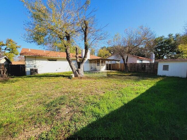 Building Photo - Charming 3 bedroom home ready for immediat...