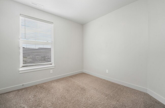 Building Photo - 1838 W Eaglewood Dr