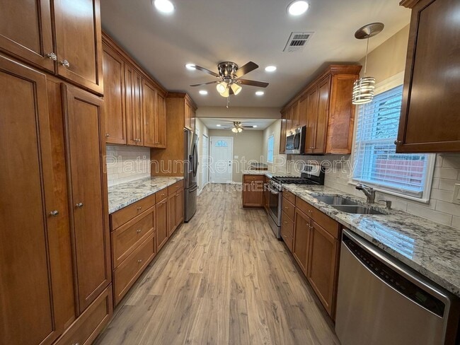 Building Photo - 1900 Selwyn Dr