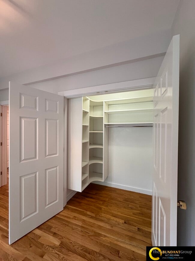 Building Photo - 275-277 River St