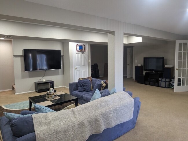 Building Photo - 5615 S Quemoy Ct