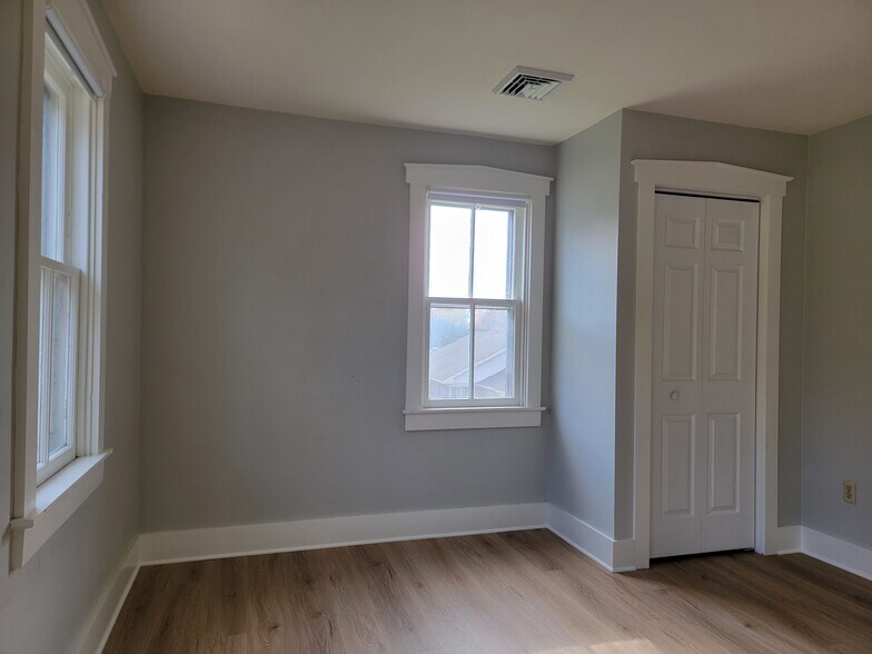 Building Photo - 819 Fruitville Pike