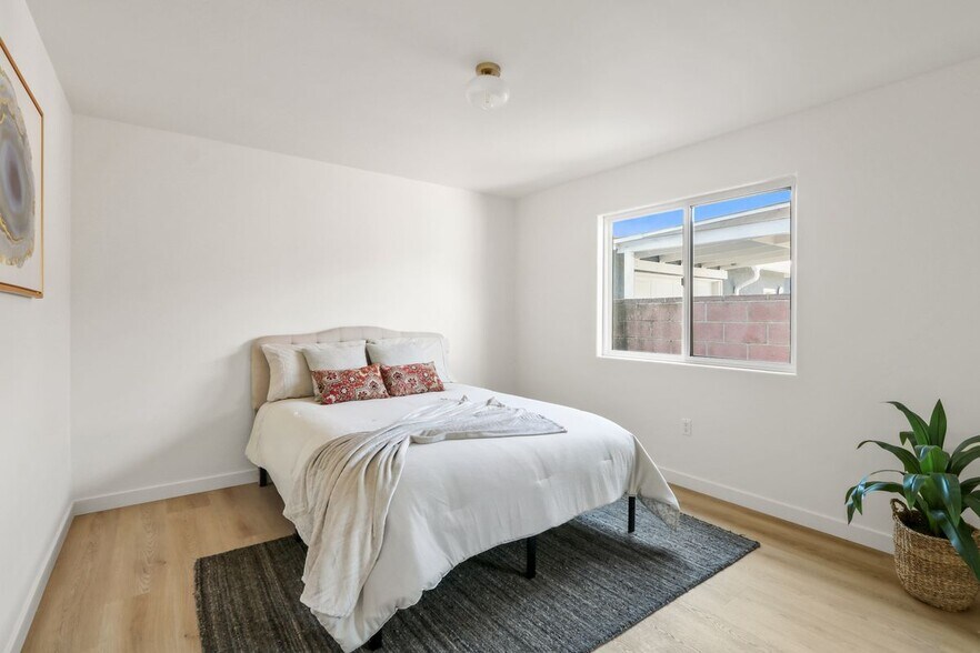 Building Photo - 1614 W 214th St