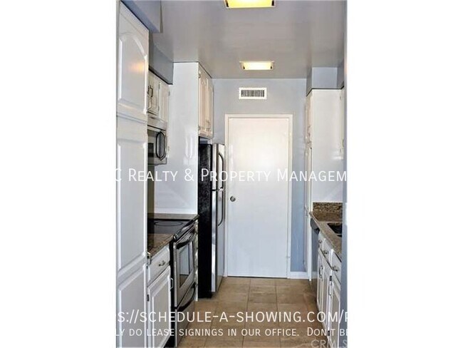 Building Photo - 540 Kelton Ave