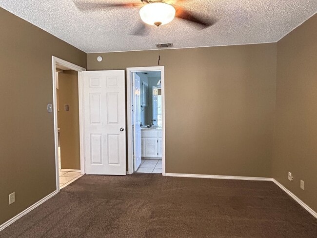 Building Photo - Charming 2BR Condo with Vaulted Ceilings, Fireplace & Pool Access