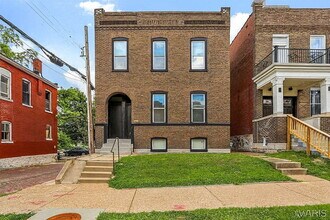 Building Photo - Elegant Two-Bedroom Duplex Retreat in the Heart of St. Louis