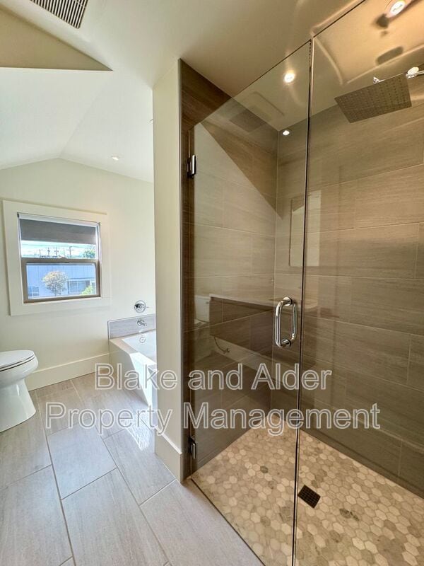 Building Photo - 3556 NE Sandy Blvd