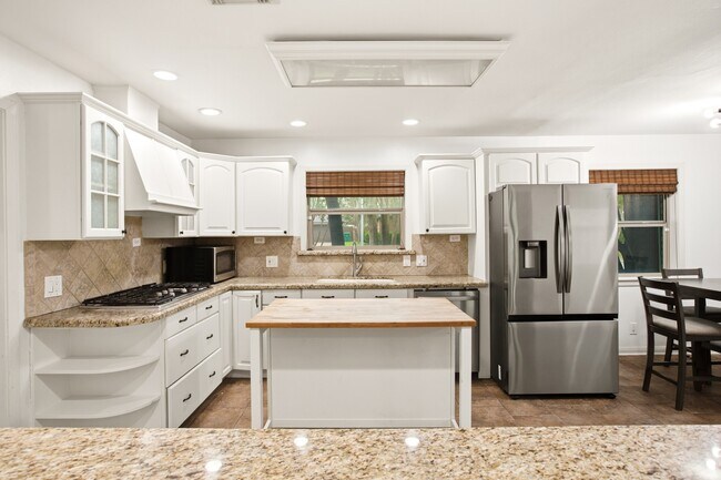Building Photo - 5238 Kinglet St