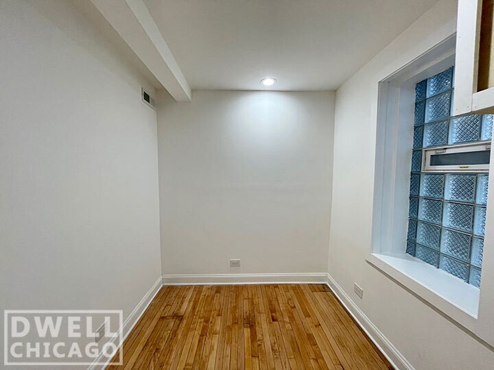 Building Photo - 1851 W Dickens Ave