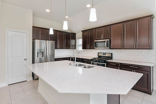 Building Photo - 3 Bed 2 Bath
