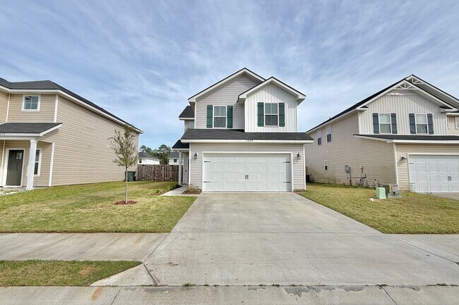 Building Photo - AVAILABLE EARLY MAY 2026! (Pet Friendly)