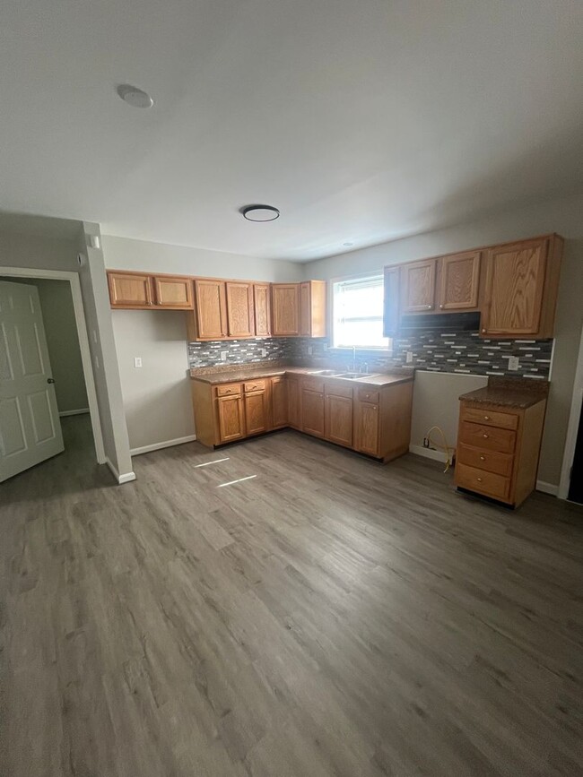 Building Photo - Gorgeous Fully Renovated 4 br/2 bath!